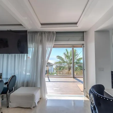 아파트 Elegant With A Terrace And Sea Vews 마닐바