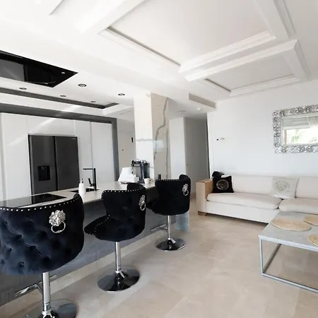 Elegant With A Terrace And Sea Vews 마닐바