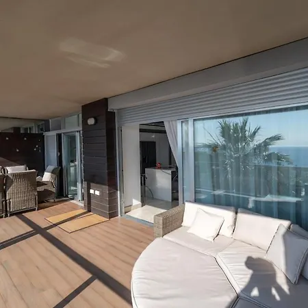 아파트 Elegant With A Terrace And Sea Vews