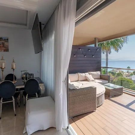 Elegant With A Terrace And Sea Vews 아파트 *