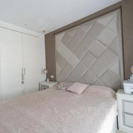 Elegant With A Terrace And Sea Vews 아파트