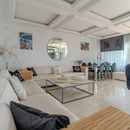 아파트 Elegant With A Terrace And Sea Vews