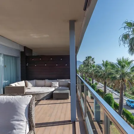 Elegant With A Terrace And Sea Vews 아파트 *